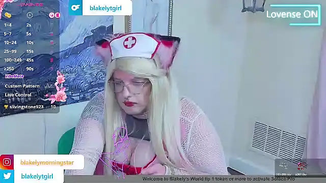 Blakelytgirl online show from December 18, 11:10 pm