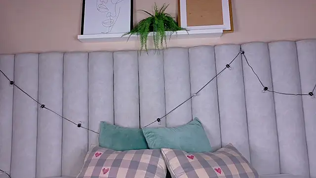 nahomi campbell online show from April 6, 9:04 pm