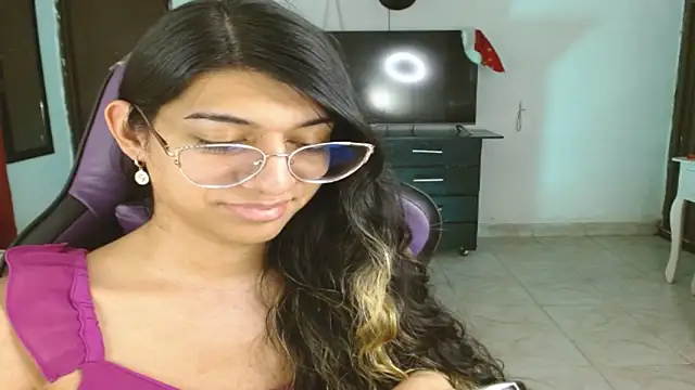 engielphoenis14 online show from December 15, 9:42 pm