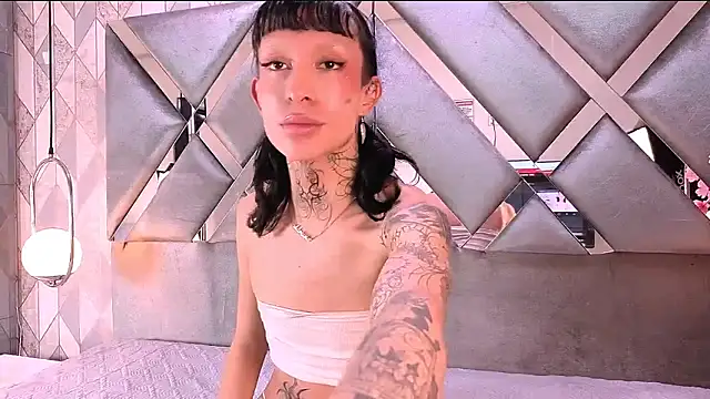 MadisonWood01 online show from April 9, 9:10 pm