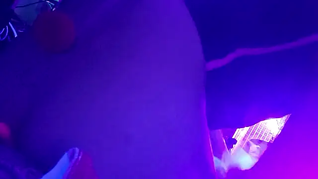 gurlnips online show from April 13, 11:03 am