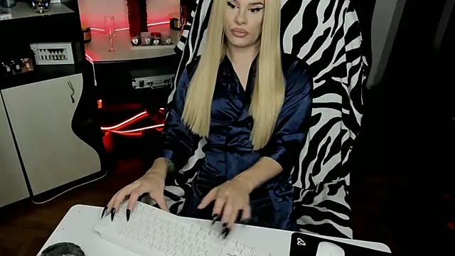 EvelynLexy online show from November 15, 5:44 pm