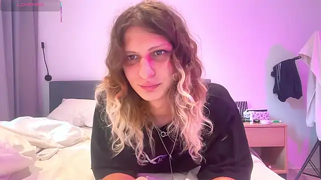 Alice Pinkhead online show from November 3, 9:30 am