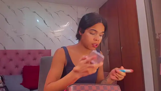 evelyn wine online show from November 18, 9:04 pm