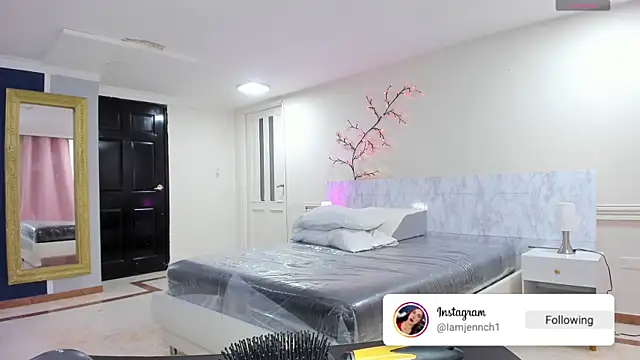 charolbruce 1 online show from April 20, 11:45 am