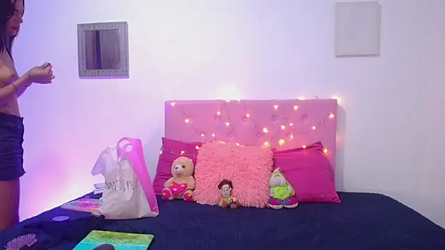 issa kitty online show from March 6, 6:44 pm