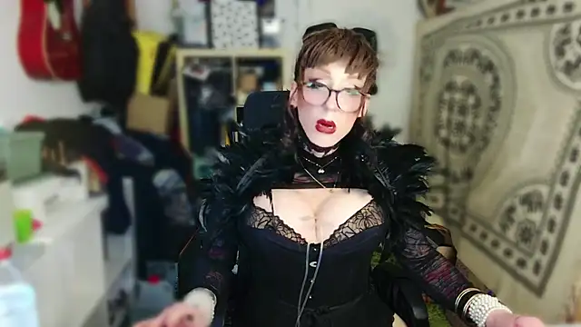 Snapshot of MaxiEmily chatting on January 5, 1:20 am MaxiEmily online show from January 5, 1:20 am
