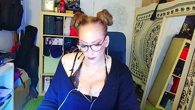 Snapshot of MaxiEmily chatting on February 10, 12:41 am MaxiEmily online show from February 10, 12:41 am