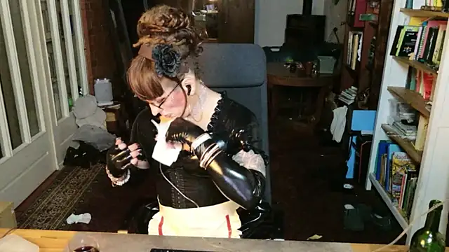 Snapshot of MaxiEmily chatting on September 14, 2:06 am MaxiEmily online show from September 14, 2:06 am