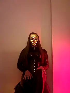 NoraInMask online show from March 4, 7:01 pm