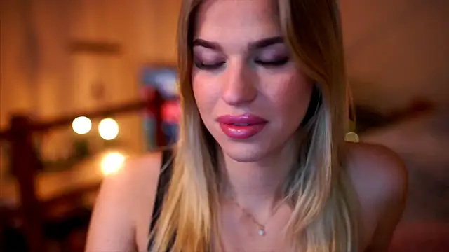 Emilyvanroessel online show from October 15, 9:09 am