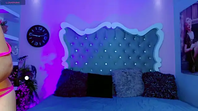 Honey Moontsts online show from April 15, 11:59 am