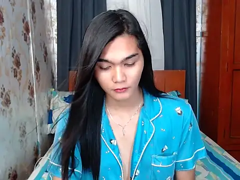 lady in moon online show from October 17, 6:06 am