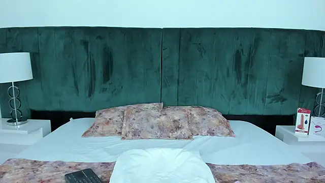 VanessaParis   online show from October 4, 8:20 pm