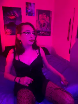 MiniMonroe online show from December 17, 1:38 pm