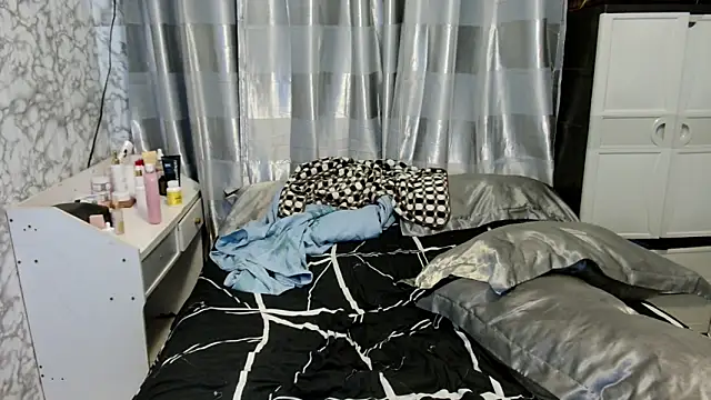  Lachica  online show from April 6, 6:47 am