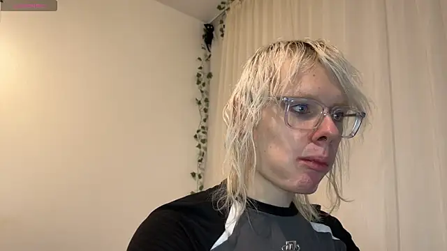 MollyChloe online show from November 19, 9:15 pm