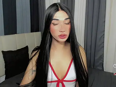 FyangFoxx online show from April 7, 7:04 pm