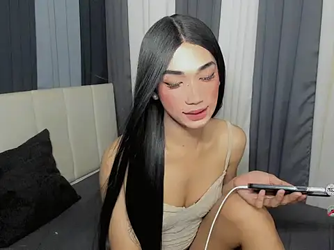 FyangFoxx online show from April 8, 7:15 pm