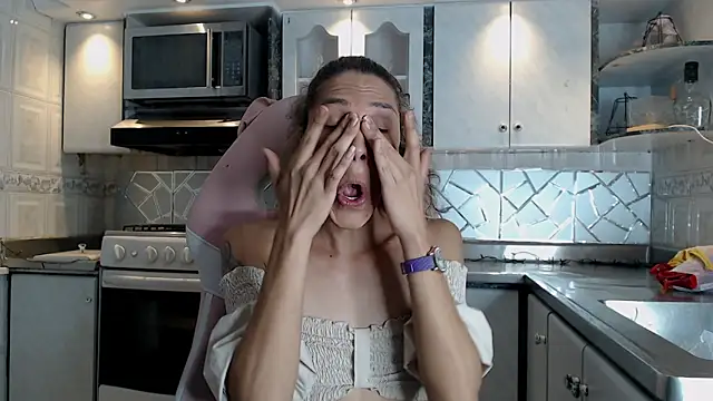 CrisOzzz online show from March 4, 9:19 pm