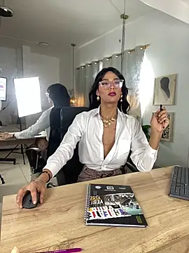 NahomiWhitte online show from April 10, 1:06 pm