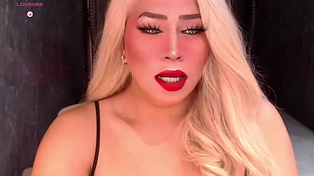 Snapshot of QUEEN_GIAMOORE69 chatting on October 30, 8:52 pm QUEEN GIAMOORE69 online show from October 30, 8:52 pm