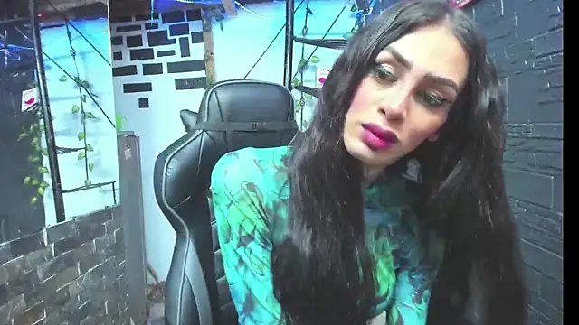 kissingdevil online show from October 4, 10:10 pm