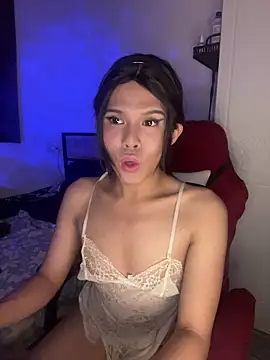 Plaxtique online show from April 8, 5:25 pm